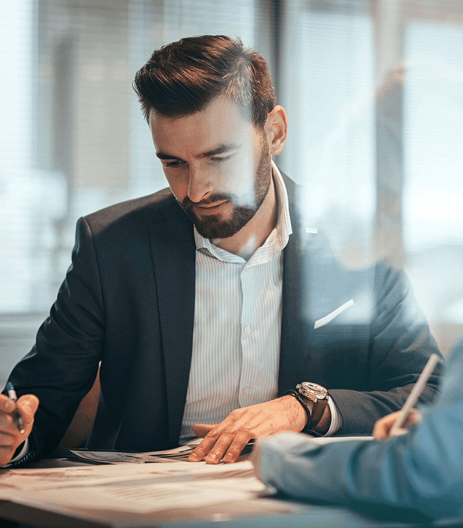 Arbeitender Mann am Schreibtisch