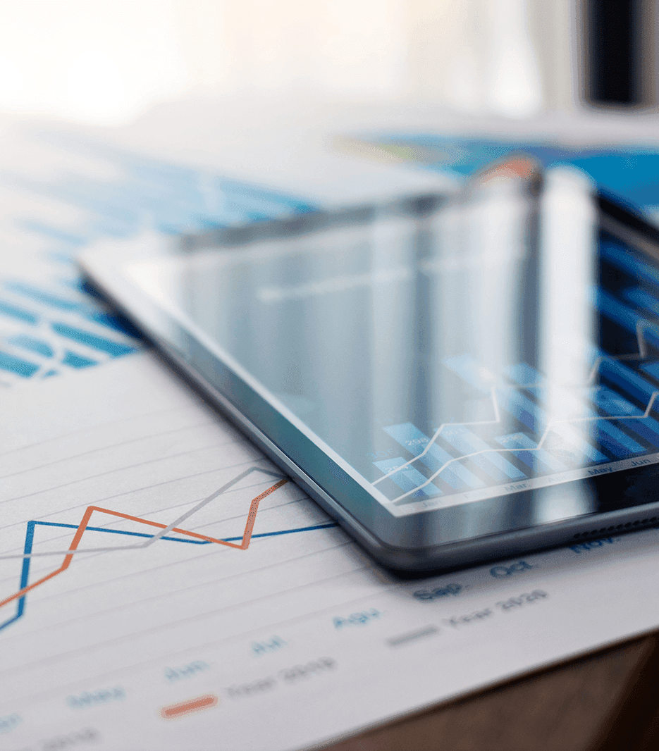 Grafiken auf Papier und einem iPad